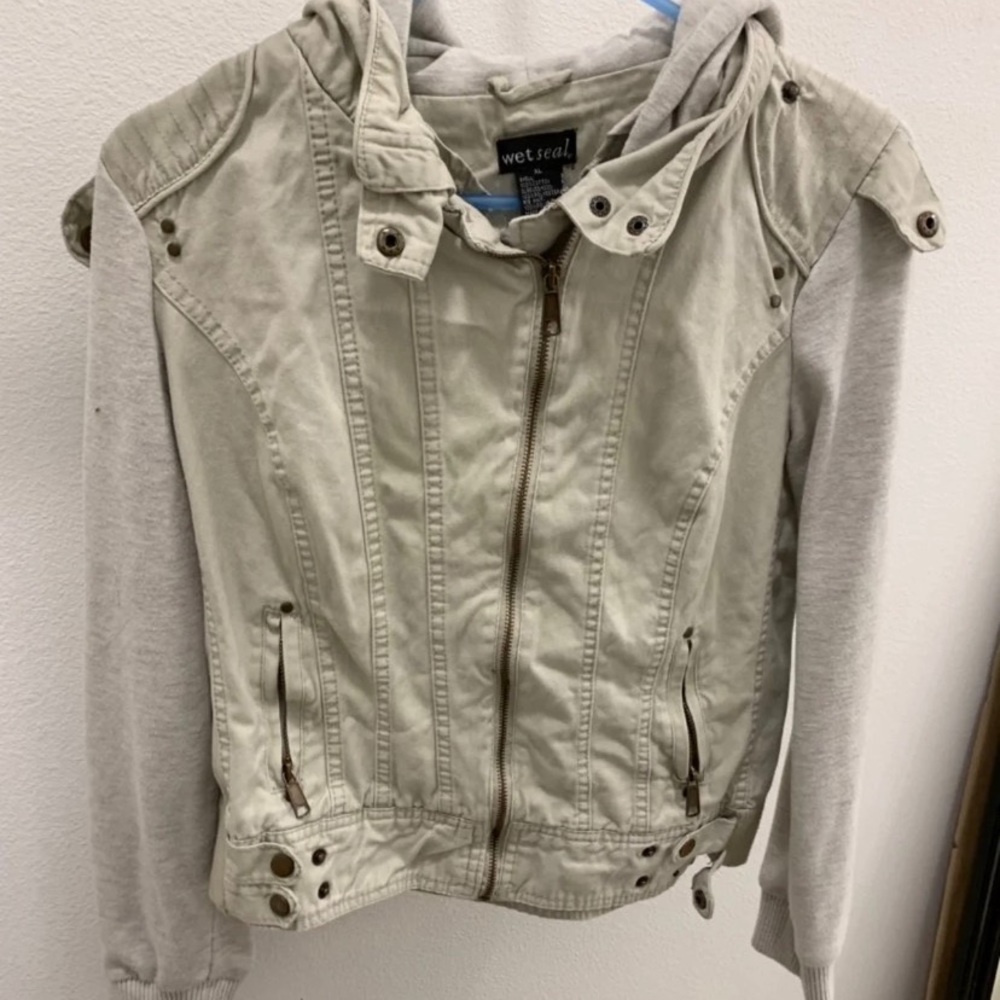 Women’s lightweight zip up hooded jacket